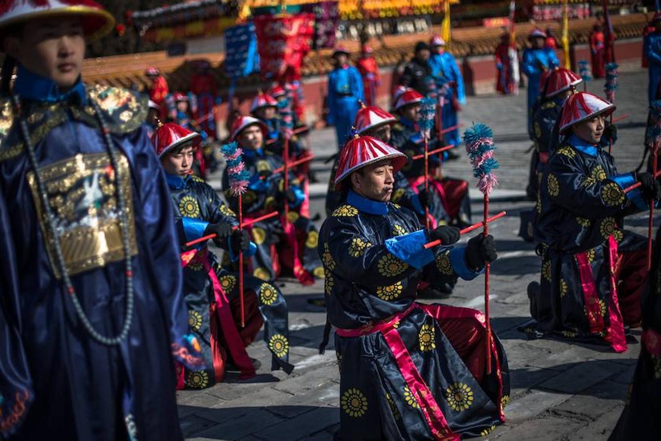 El Año Nuevo Chino es la fiesta tradicional más importante del país asiático y se celebra cada 16 de febrero. Tradición, color y fuegos artificiales protagonizan una de las celebraciones más multitudinarias del mundo. La comunidad china en la actualidad concentra la quinta parte de la población mundial. 