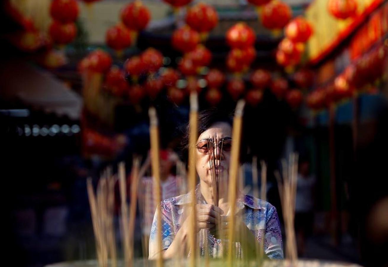 El Año Nuevo Chino es la fiesta tradicional más importante del país asiático y se celebra cada 16 de febrero. Tradición, color y fuegos artificiales protagonizan una de las celebraciones más multitudinarias del mundo. La comunidad china en la actualidad concentra la quinta parte de la población mundial. 