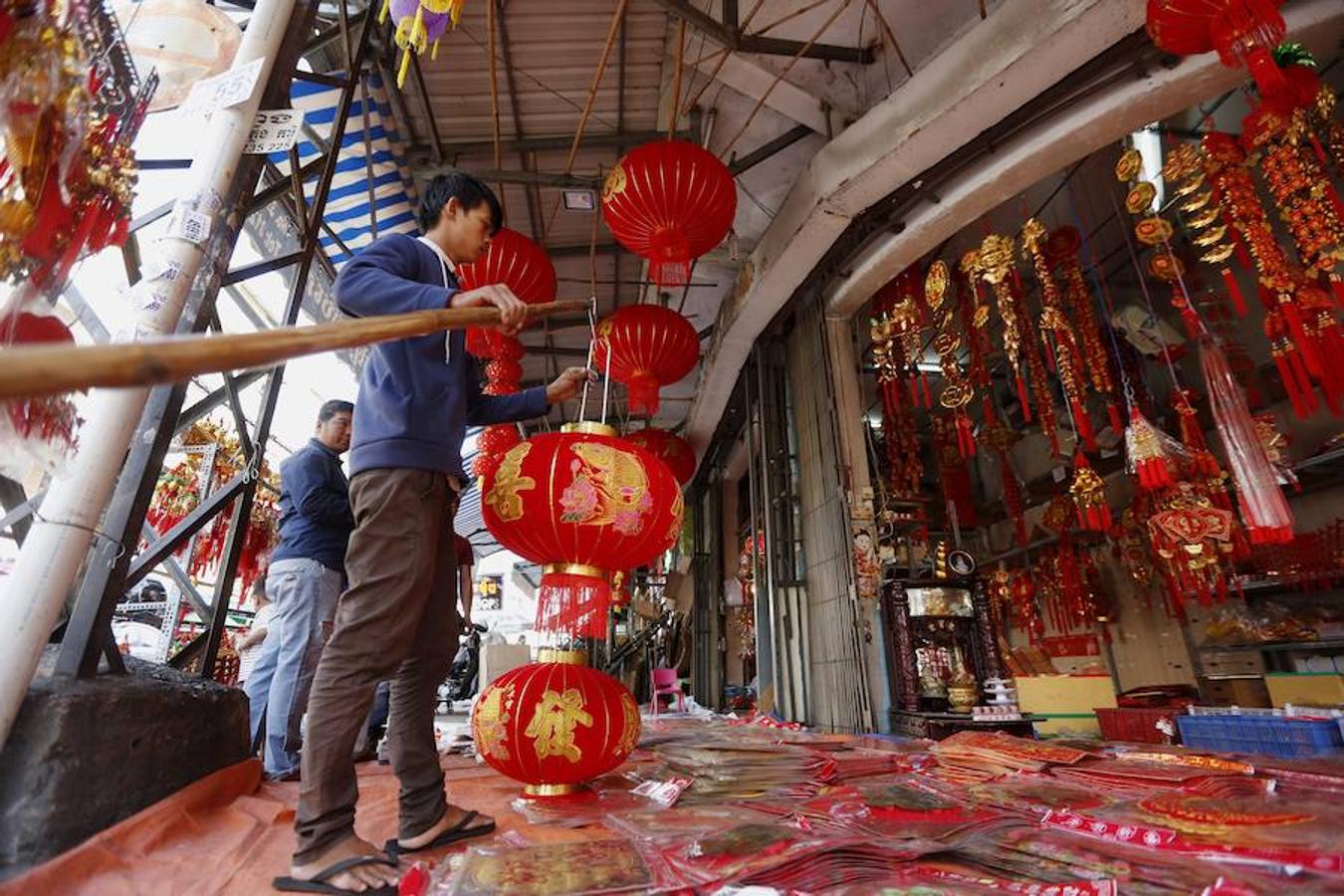 El Año Nuevo Chino es la fiesta tradicional más importante del país asiático y se celebra cada 16 de febrero. Tradición, color y fuegos artificiales protagonizan una de las celebraciones más multitudinarias del mundo. La comunidad china en la actualidad concentra la quinta parte de la población mundial. 