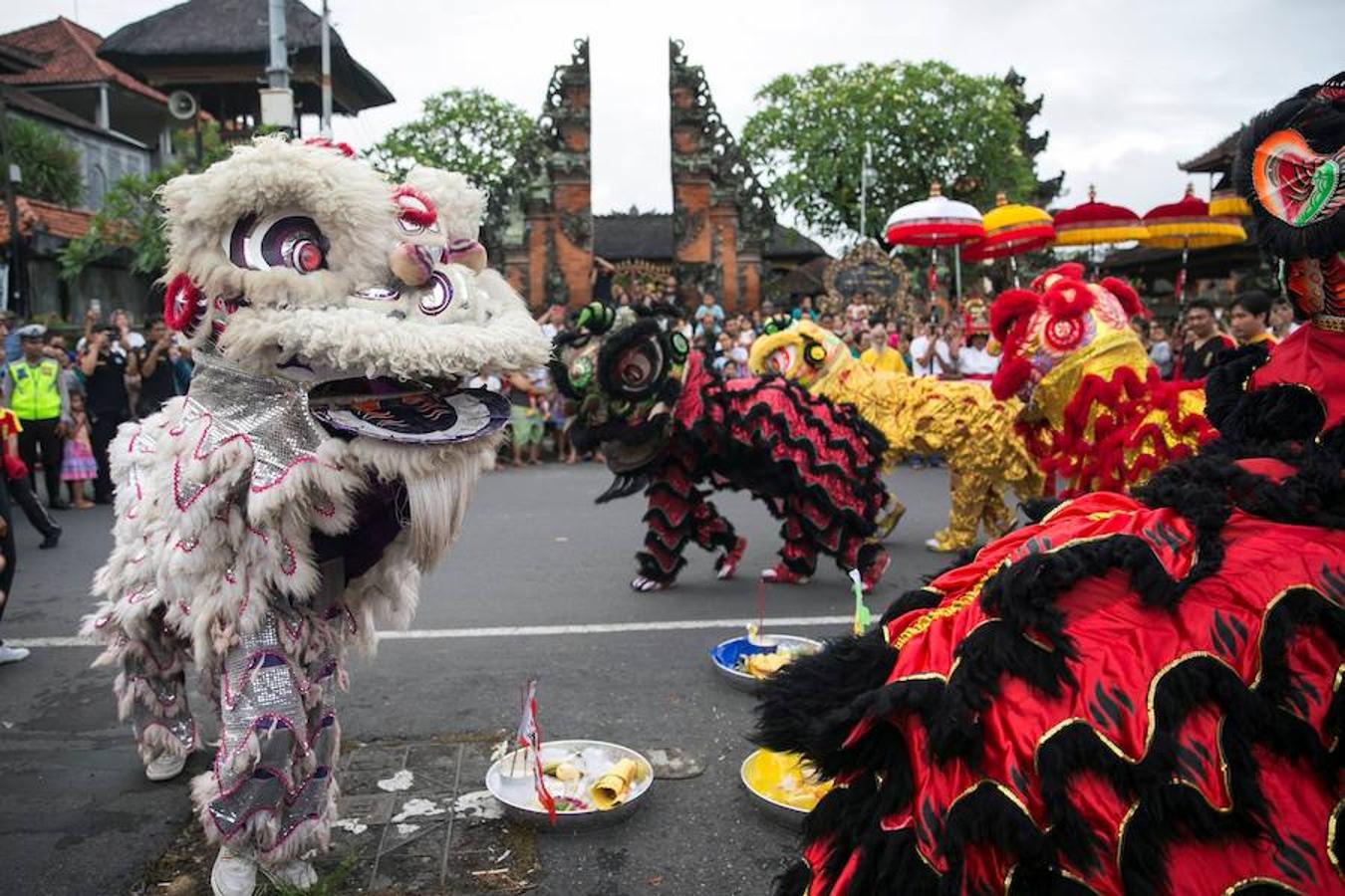 El Año Nuevo Chino es la fiesta tradicional más importante del país asiático y se celebra cada 16 de febrero. Tradición, color y fuegos artificiales protagonizan una de las celebraciones más multitudinarias del mundo. La comunidad china en la actualidad concentra la quinta parte de la población mundial. 