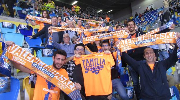 Aficionados taronja en el Gran Canaria Arena.