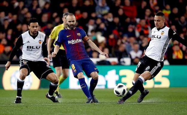Rodrigo disputa un balón con Iniesta en el partido de Copa.