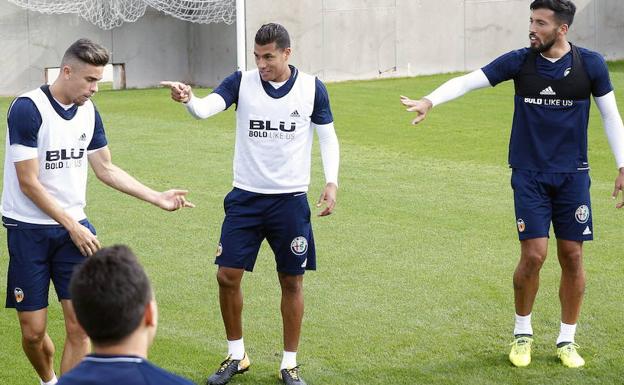 Paulista, Murillo y Garay en un entrenamiento hace meses.