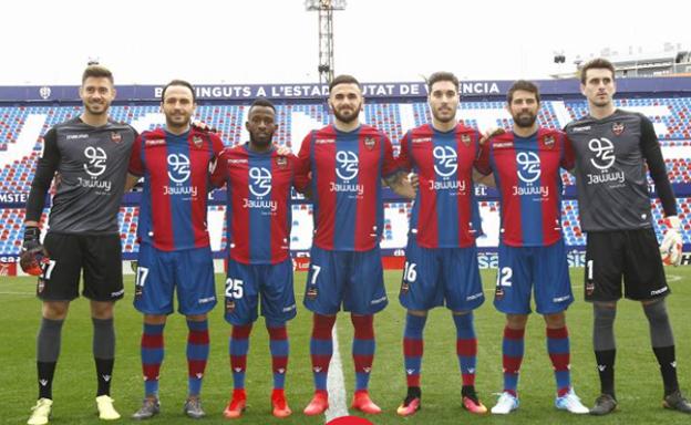 Jugadores del Levante UD, con la camiseta con el nuevo patrocinador.