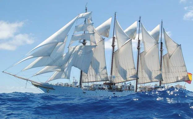 El ‘Juan Sebastián Elcano’ navega airosamente con todo el velamen desplegado. 