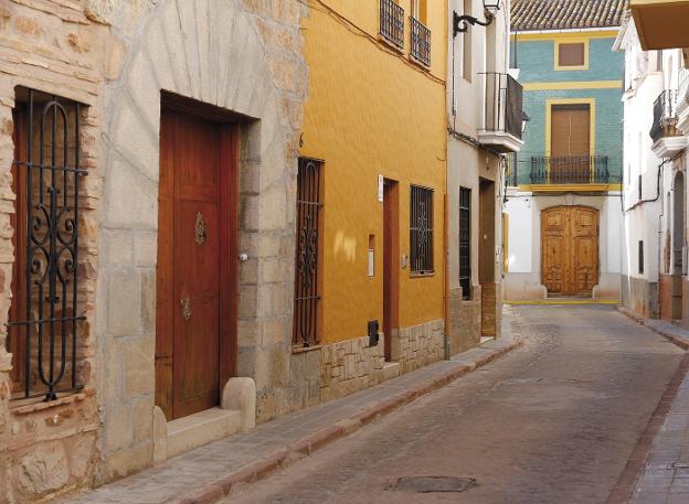 Una de las calles del casco antiguo de Puçol. 