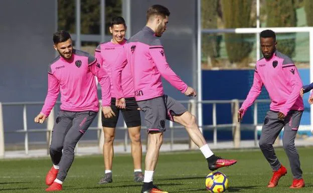 Rochina controla el balón durante un entrenamiento del Levante UD.