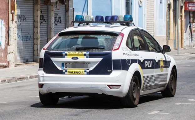UN coche de la Policía Local, patrullando por Valencia.