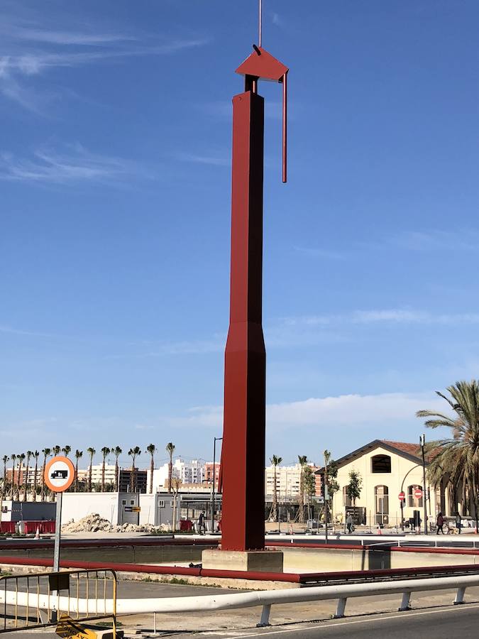 La popular Pantera Rosa, la fuente ubicada en la calle Filipinas de Valencia y obra de Miquel Navarro, es desde ayer la 'Pantera Roja'. Han finalizado los trabajos para pintarla y ya luce su nuevo color: un rojo oscuro casi granate muy similar al original, que nada tiene que ver con el rosa pálido y desgastado de los últimos años