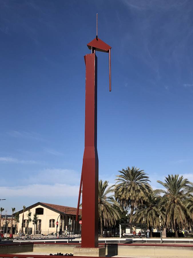 La popular Pantera Rosa, la fuente ubicada en la calle Filipinas de Valencia y obra de Miquel Navarro, es desde ayer la 'Pantera Roja'. Han finalizado los trabajos para pintarla y ya luce su nuevo color: un rojo oscuro casi granate muy similar al original, que nada tiene que ver con el rosa pálido y desgastado de los últimos años