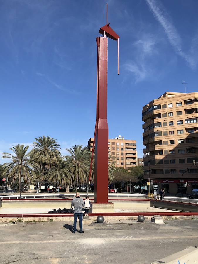 La popular Pantera Rosa, la fuente ubicada en la calle Filipinas de Valencia y obra de Miquel Navarro, es desde ayer la 'Pantera Roja'. Han finalizado los trabajos para pintarla y ya luce su nuevo color: un rojo oscuro casi granate muy similar al original, que nada tiene que ver con el rosa pálido y desgastado de los últimos años