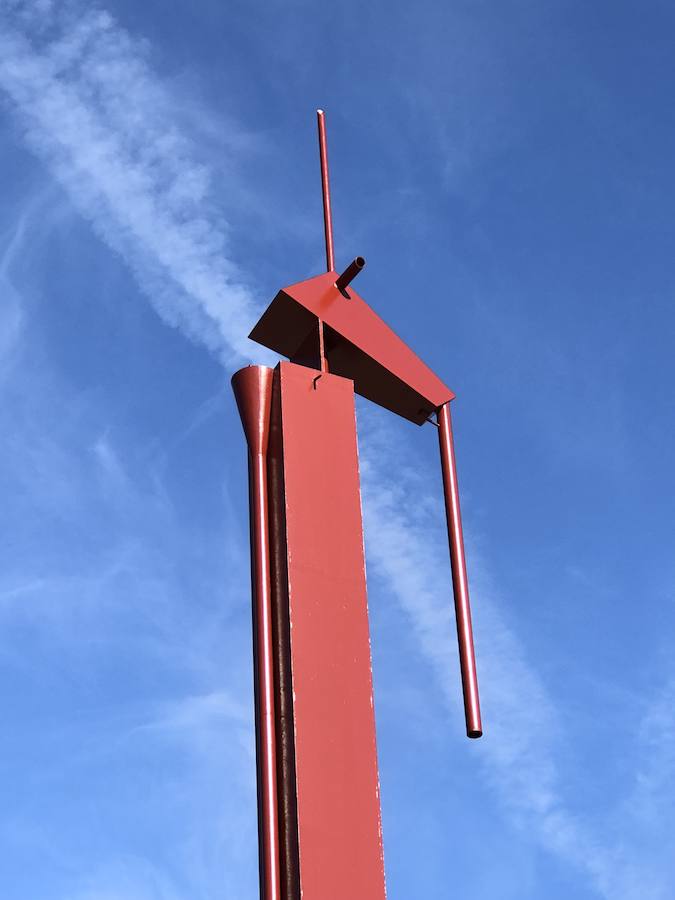 La popular Pantera Rosa, la fuente ubicada en la calle Filipinas de Valencia y obra de Miquel Navarro, es desde ayer la 'Pantera Roja'. Han finalizado los trabajos para pintarla y ya luce su nuevo color: un rojo oscuro casi granate muy similar al original, que nada tiene que ver con el rosa pálido y desgastado de los últimos años