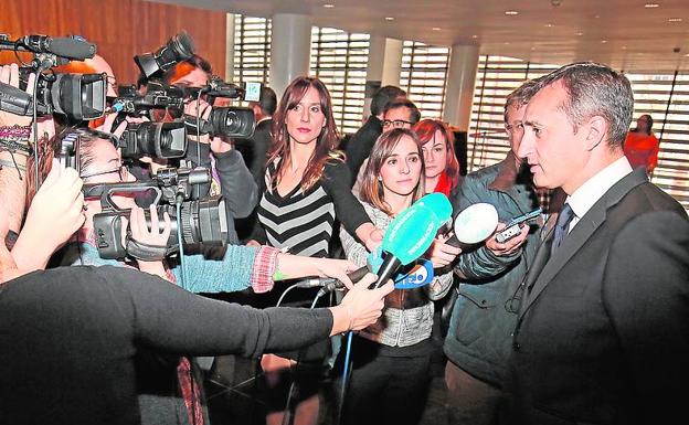 César Sánchez responde a los periodistas.