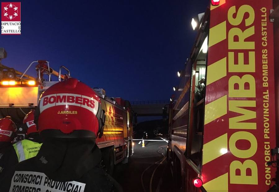 Fotos del incendio del camión que ha obligado a cortar la AP-7