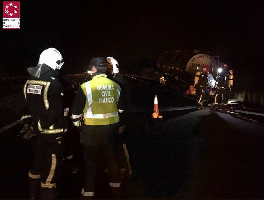 Fotos del incendio del camión que ha obligado a cortar la AP-7