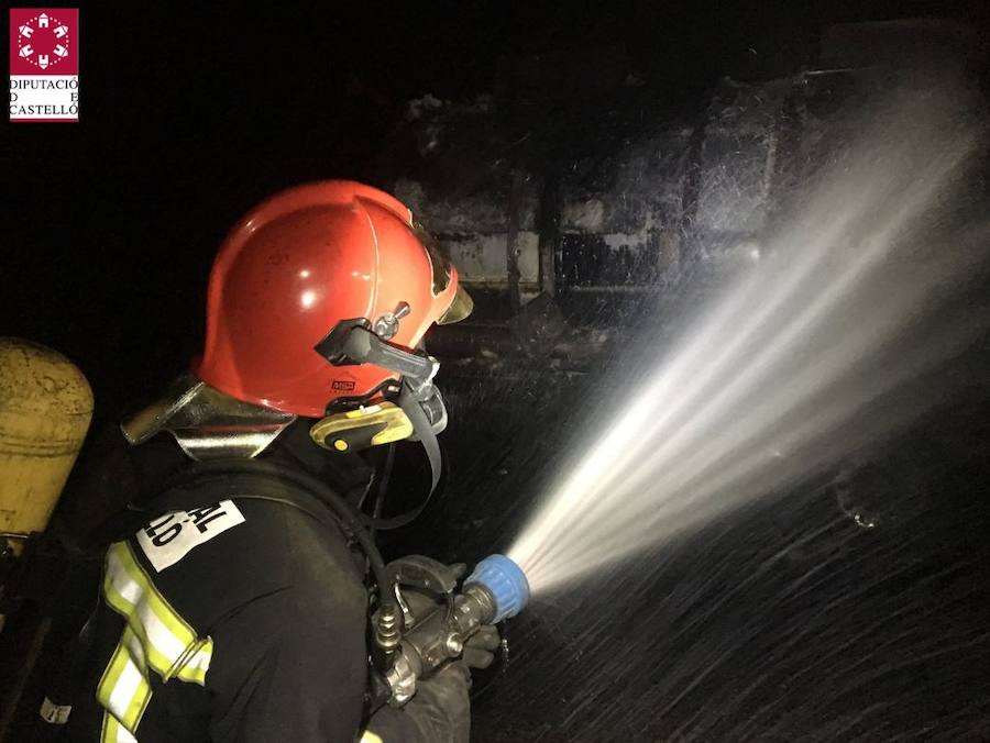 Fotos del incendio del camión que ha obligado a cortar la AP-7