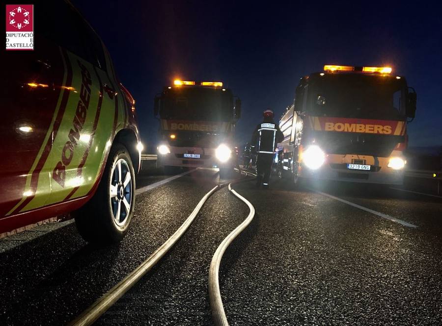 Fotos del incendio del camión que ha obligado a cortar la AP-7