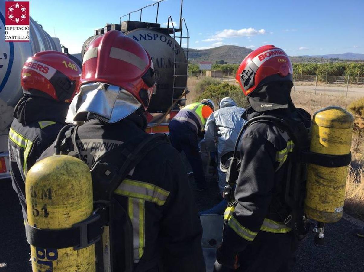 Fotos del incendio del camión que ha obligado a cortar la AP-7