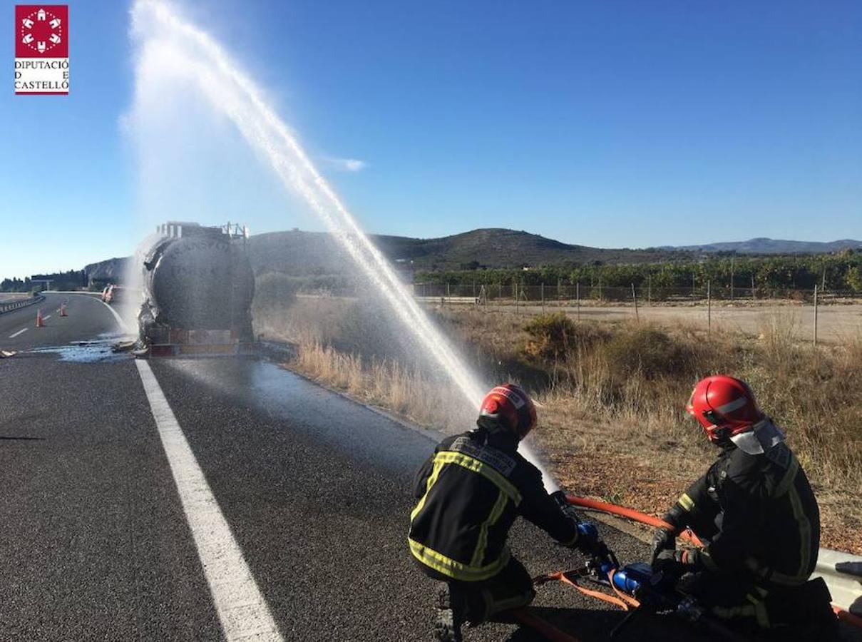 Fotos del incendio del camión que ha obligado a cortar la AP-7