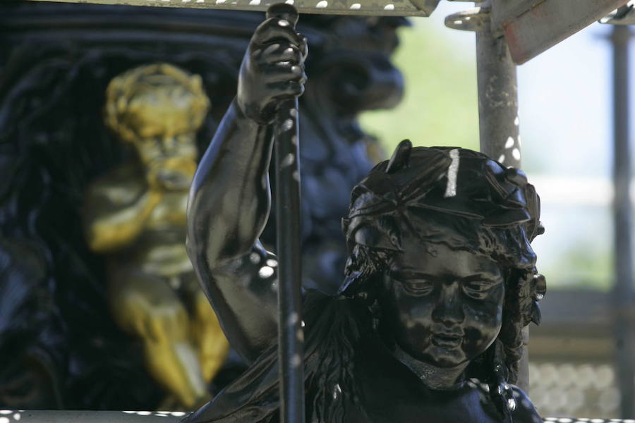 Fuente de los Cuatro Elementos | Fundida en París, la Fuente de los Cuatro Elementos consta de tres platos. El inferior, de diámetro mayor y que sostiene la fuente, está decorado con cuatro surtidores que tienen forma de niño y que adoptan las representaciones de los cuatro elementos primordiales necesarios para la vida según la mitología antigua: el agua, la tierra, el fuego y el aire. 