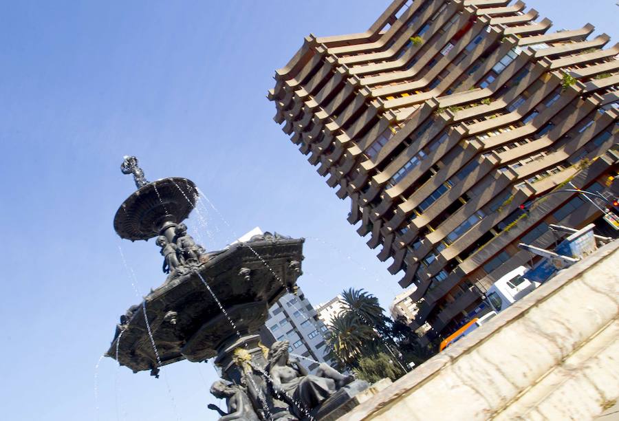 10.- Fuente de las Cuatro Estaciones | Situada junto al Puente del Real, en la Alameda, la llamada Fuente de las Cuatro Estaciones fue instalada en 1863. Se estructura sobre una taza de mármol plomizo en el que se sitúan dos esbeltos platos, sostenidos el primero por cuatro figuras alegóricas que representan las cuatro estaciones. El segundo plato se sustenta sobre cuatro niños, y como remate otro niño que sostiene un canastillo en la cabeza por donde mana el surtidor de agua. La fuente tiene una altura de 8 metros y 2 metros de diámetro. 