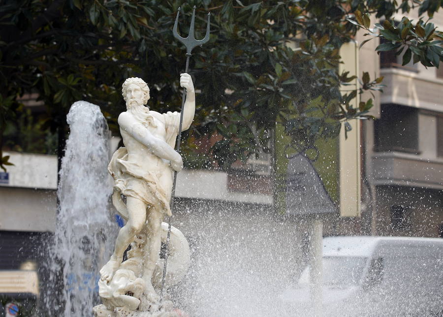 8.- Fuente de Neptuno | La fuente se instaló en 1858 en los Jardines del Parterre. La figura central es una obra barroca en mármol de Giacomo Antonio Ponzanelli realizada en el siglo XVIII. Representa al dios del mar llevando su tridente en la mano, que simboliza el cetro que le fue entregado por los cíclopes como emblema de su poder. A sus pies, un animal mitológico semejante a un pez con una larga cola y del que emana agua. 