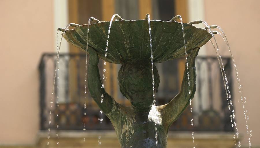 Fuente de la Plaza del Negrito | Situada sobre un pedestal prismático, la fuente representa a un niño desnudo que soporta con sus brazos alzados una concha por la que sale el agua. La imagen está realizada con hierro fundido y fue precisamente el color oscuro de este material el que originó que popularmente se le adoptase con el nombre de "el negrito".