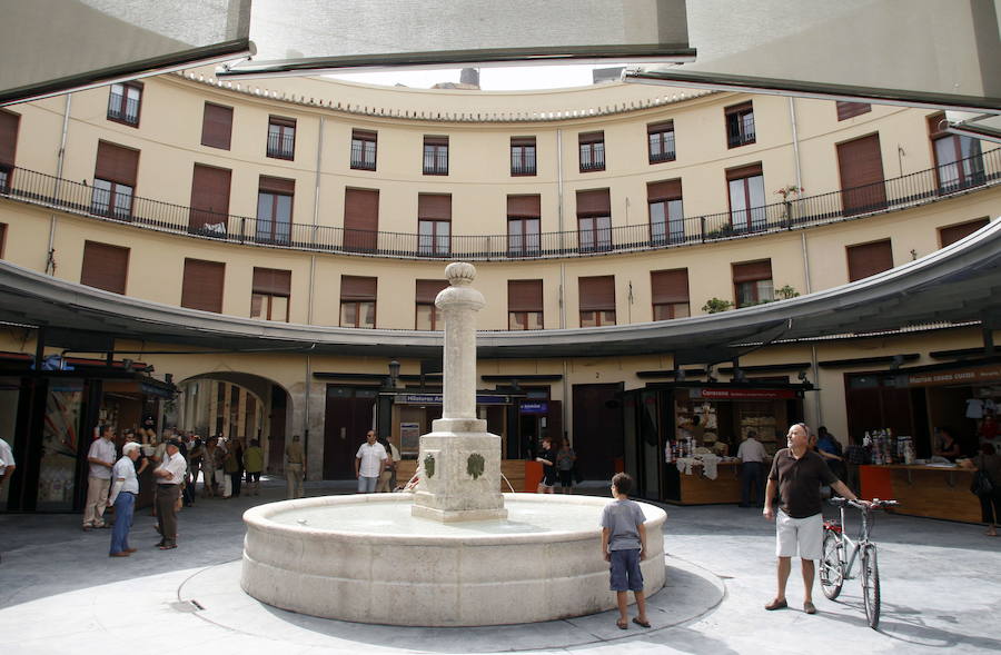 3.- Fuente de la Plaza Redonda | En el año 1850 se colocó el centro de la plaza una fuente de cuyo centro sale un pilar acabado en columna y al que culminaba un farol tradicional valenciano que servía como punto luminoso pero en la última remodelación fue retirado. Este conjunto ornamental cuenta con cuatro caras de bronce (una por cada lado) que dejan caer el agua sobre una taza redonda. 