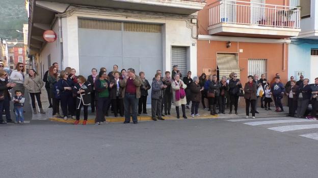 Decenas de vecinos protestan ante el ayuntamiento de Palma el sábado en contra del cambio de nombre del pueblo. 