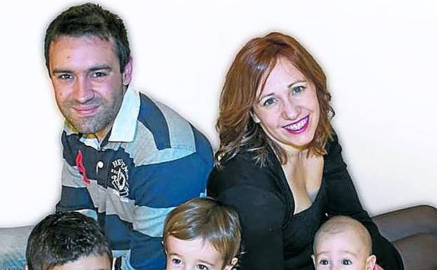 Sonia posa con su marido, Luis, y sus hijos David, Hugo y Oliver. 