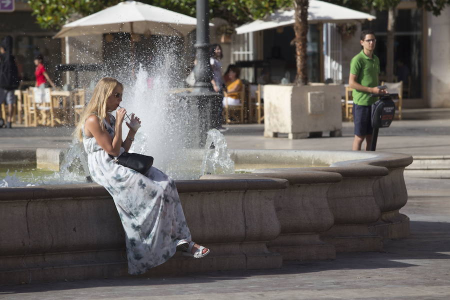 Valencia está llena de historia y gran parte de ella se refleja en cada una de las fuentes que decoran sus rincones. Concretar con exactitud la fecha en la que fueron inauguradas no es tarea fácil, ya que algunas de ellas se han transformado con el paso del tiempo, han cambiado de lugar o han reutilizado y mezclado elementos de otras preexistentes. A continuación descubrimos la historia que ocultan algunas de las más antiguas, anteriores a 1900. (En la imagen, la fuente de la plaza de la Virgen)