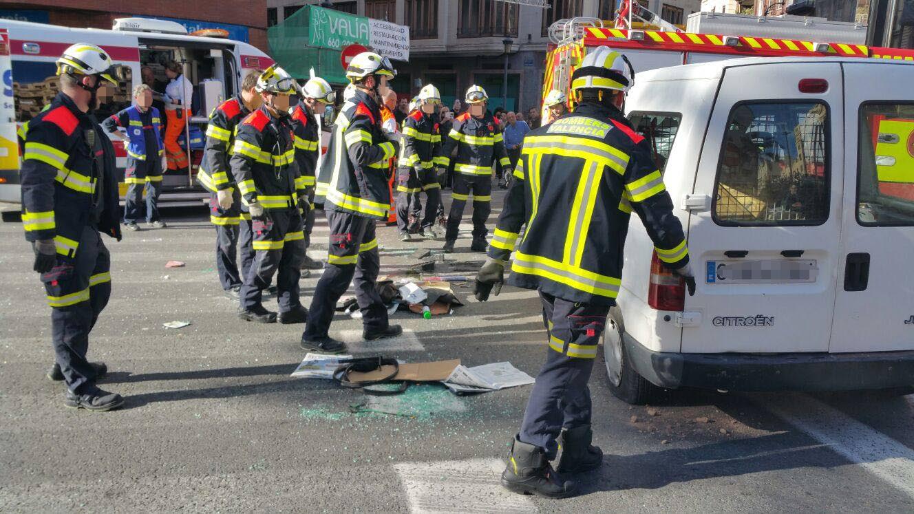 Dos personas han resultado herida en el vuelco de una furgoneta, tras chocar con un turismo en el cruce entre la Gran Vía Germanías y la calle Ruzafa, en Valencia.