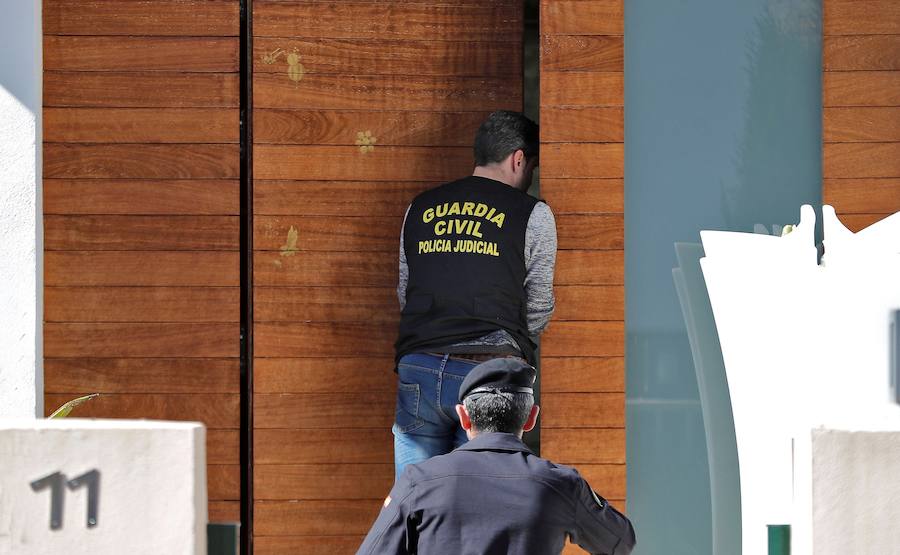 Fotos: Fotos del registro del chalé del futbolista Semedo, tras ser detenido otra vez por atar, agredir y robar a un hombre en Bétera