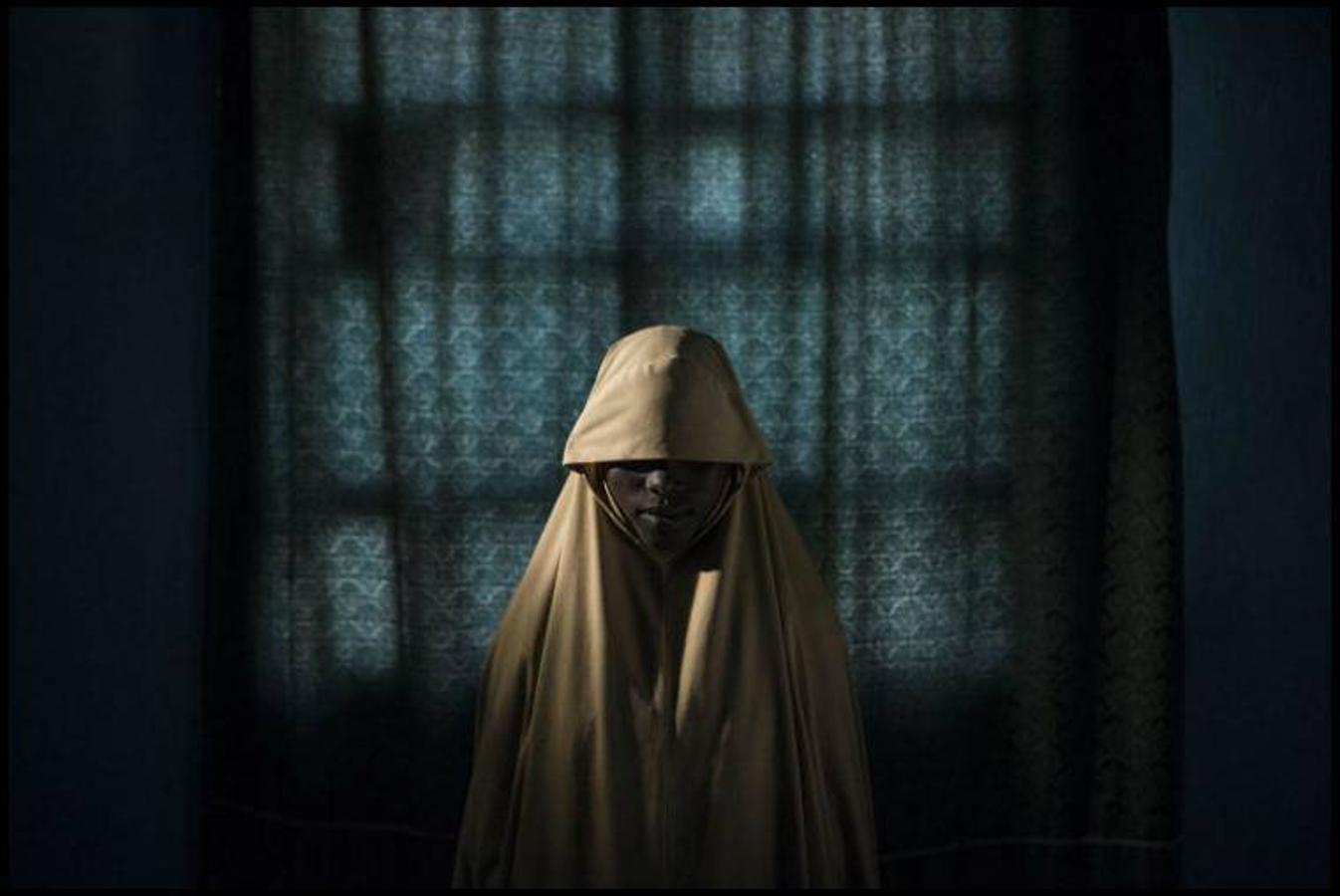 Adam Ferguson. 21 de septiembre de 2017 en Maiduguri, estado de Borno, Nigeria. La foto muestra la historia de Aisha, una niña nigeriana de 14 años, que fue secuestrada por el grupo terrorista Boko Haram en Nigeria y obligada a participar en un bombardeo suicida. Afortunadamente, la niña consiguó escapar y pedir socorro.