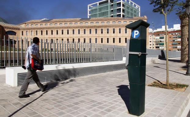 Estación de la ORA tapada en Fallas.