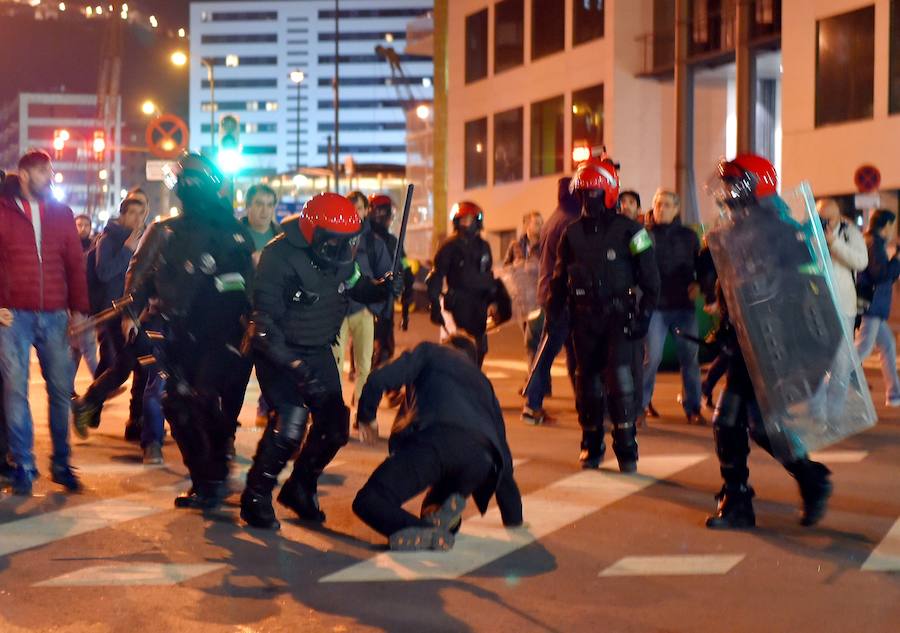 Un ertzaina ha fallecido tras los altercados previos al partido correspondiente a la vuelta de dieciseisavos de la Liga Europa entre el Athletic y el Spartak. Cinco personas, al menos tres de ellas ultras del conjunto ruso, han sido detenidas por los incidentes, en los que se han lanzado bengalas y diversos objetos.