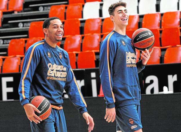 Erick Green charla con Josep Puerto durante un entrenamiento del Valencia Basket en la Fonteta. 