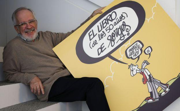 'Forges' posando junto a una de sus viñetas.