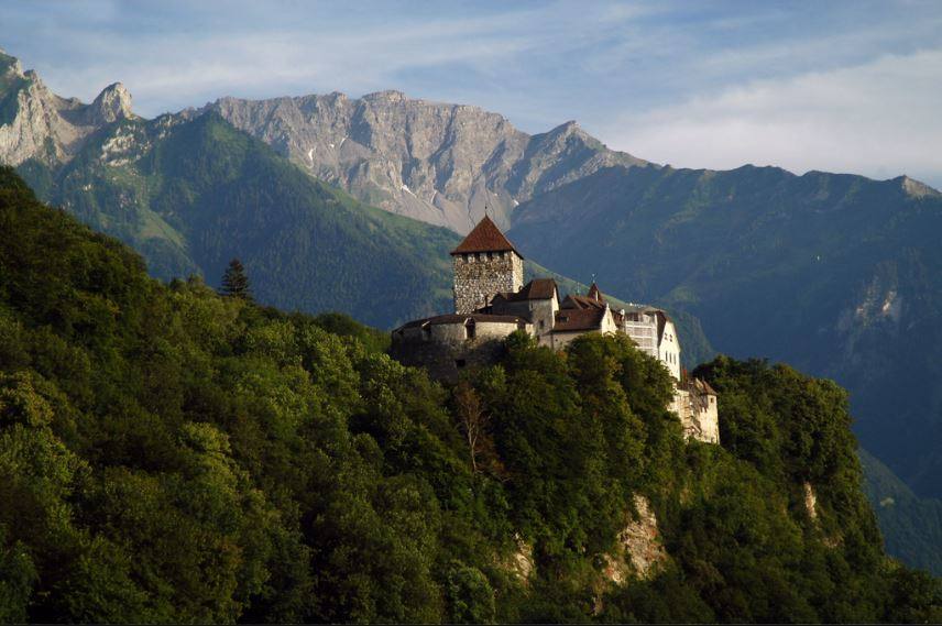 12.- Liechtenstein (Europa) | Sus 160 kilómetros cuadrados de extensión lo sitúan como el sexto país más pequeño del mundo. En 2016 recibió 69.000 visitantes. No tiene acceso al mar y tampoco aeropuerto (el más cercano es el de Zúrich). Sin embargo, entre sus atractivos se encuentra el castillo de Vaduz (en la imagen), que fue residencia oficial del príncipe Juan Adán II de Liechtenstein y su familia.