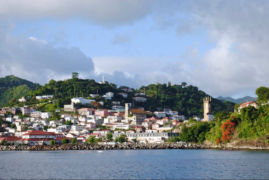 18.- Granada (Caribe) | Esta pequeña isla alejada en el Mar Caribe recibió en 2016 135.000 visitantes. Junto con sus islas hermanas de Carriacou y Petite Martinique, forman un estado de tres islas, a unos 100 kilómetros al norte de Venezuela, en la parte más meridional del Caribe. Los entusiastas del buceo podrán encontrar en Granada corales y esculturas acuáticas dignas de ser visitadas. Además, cuenta con un terreno ligeramente montañoso -de origen volcánico- con atractivas cascadas y ríos.