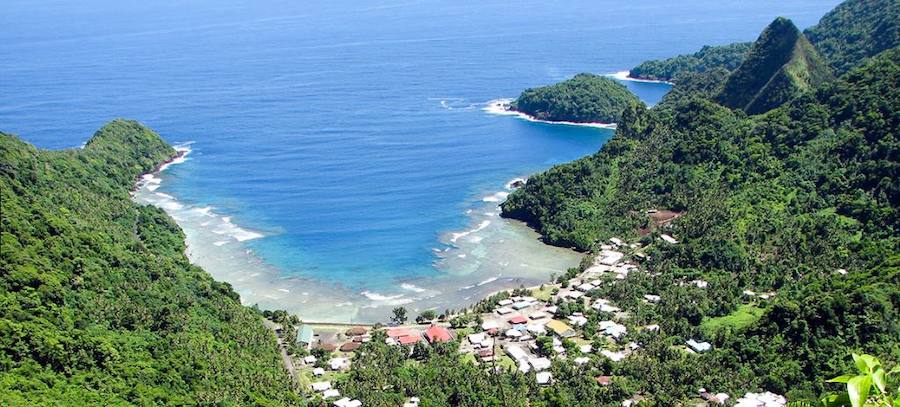 5.- Samoa Americana (Oceanía) | Desde 1929, Samoa Americana es un territorio no incorporado de Estados Unidos y por lo tanto no se le otorga la ciudadanía estadounidense a las personas nacidas en estas islas. En 2016, las visitaron 20.000 turistas. Tiene unos 55.000 habitantes que sirven en el ejército de Estados Unidos y pueden vivir y trabajar en el resto del país y en 2009, un terremoto y un tsunami causaron una enorme destrucción en la zona. Pago Pago es la capital y la localidad más poblada.