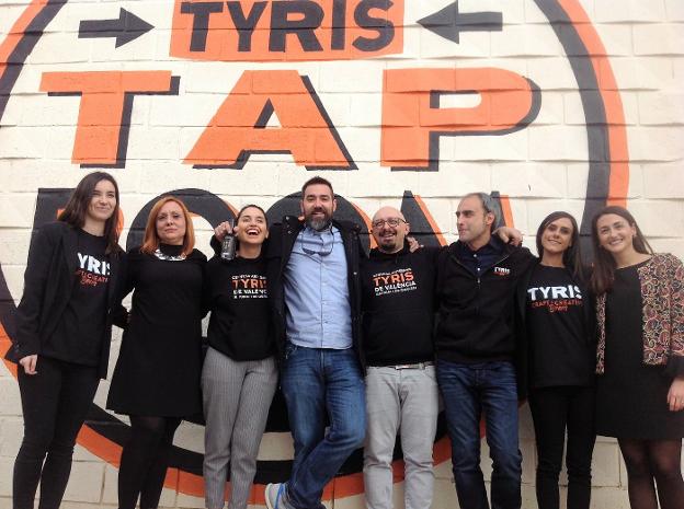 Parte del equipo de Tyris en la nueva fábrica de cerveza.