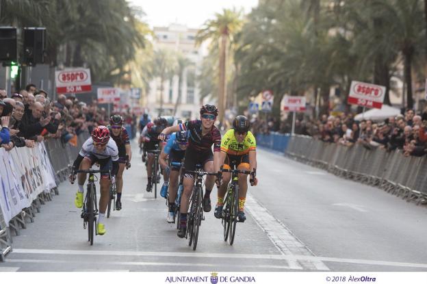 Hannah Barnes, cruzando la línea de meta en Gandia. 