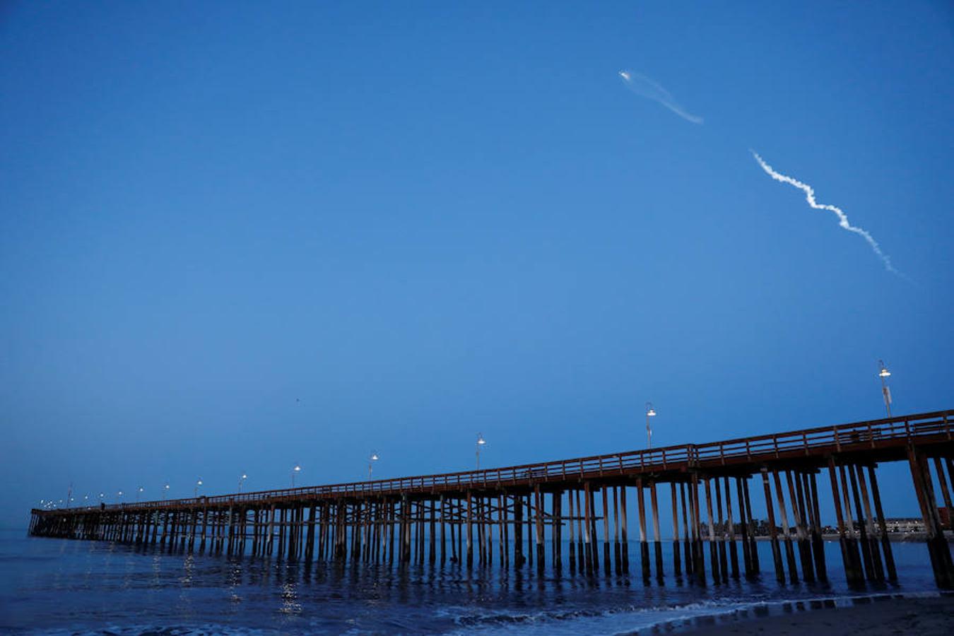España lanzó este jueves al espacio el satélite espía Paz, de observación de la Tierra, un dispositivo diseñado para fines militares y civiles. El artefacto despegó a bordo de un cohete Falcon 9 de la compañía SpaceX desde la base aérea de Vandenberg. 