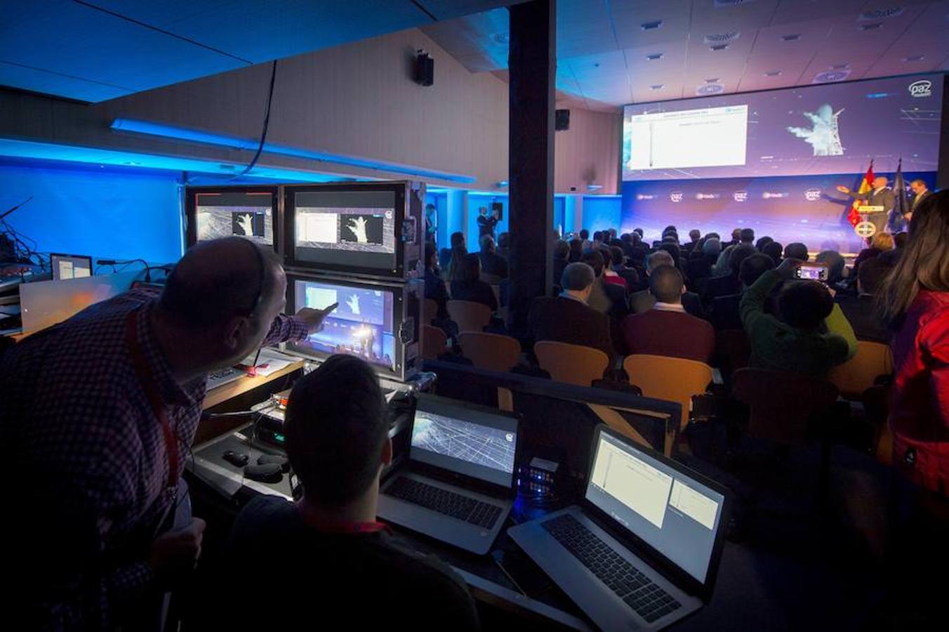 España lanzó este jueves al espacio el satélite espía Paz, de observación de la Tierra, un dispositivo diseñado para fines militares y civiles. El artefacto despegó a bordo de un cohete Falcon 9 de la compañía SpaceX desde la base aérea de Vandenberg. 