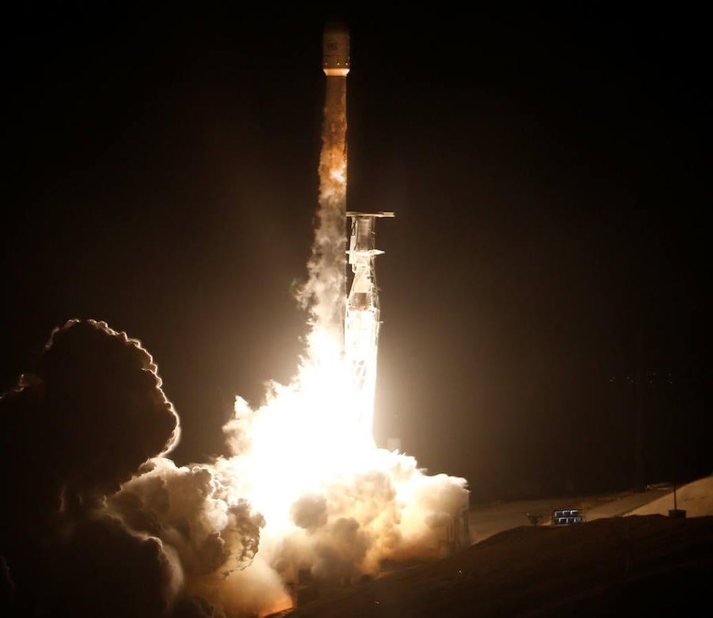 España lanzó este jueves al espacio el satélite espía Paz, de observación de la Tierra, un dispositivo diseñado para fines militares y civiles. El artefacto despegó a bordo de un cohete Falcon 9 de la compañía SpaceX desde la base aérea de Vandenberg. 