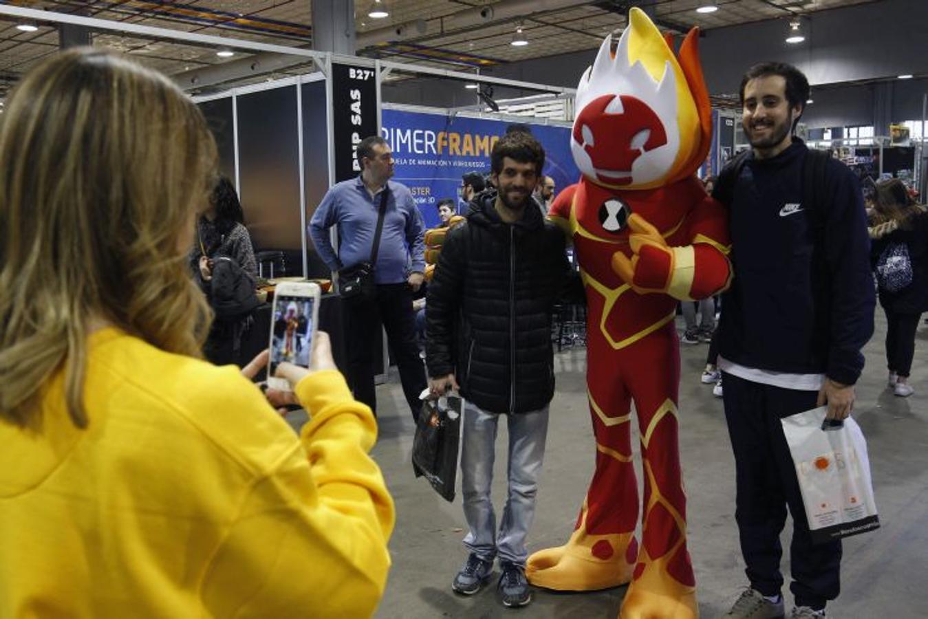 Heroes Comic Con ha estrenado hoy su primera edición en Valencia, con cientos de fans disfrazados de sus superhéroes favoritos y visiblemente emocionados porque este evento de talla internacional finalmente aterrice en la capital del Turia. Los aficionados a la ilustración podrán disfrutar del 23 al 25 de febrero en Feria Valencia de un amplio abanico de la oferta editorial del cómic valenciano, español y extranjero. Entre las actividades preparadas, destaca la visita del actor Gaten Matarazzo (Dustin de 'Stranger Things'), tanto que los pases para el encuentro llevan días agotados. 