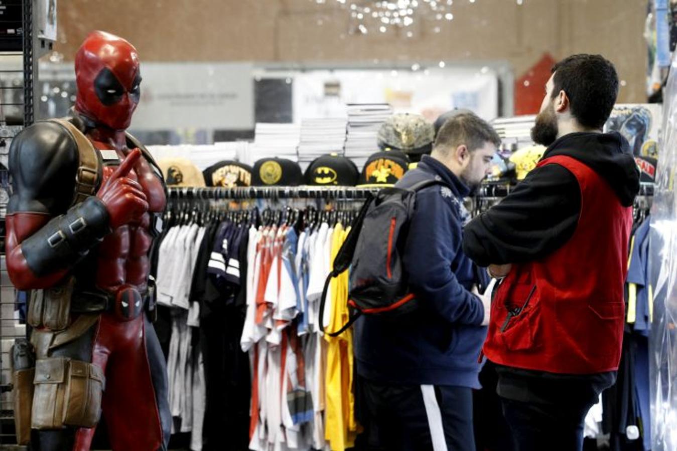 Heroes Comic Con ha estrenado hoy su primera edición en Valencia, con cientos de fans disfrazados de sus superhéroes favoritos y visiblemente emocionados porque este evento de talla internacional finalmente aterrice en la capital del Turia. Los aficionados a la ilustración podrán disfrutar del 23 al 25 de febrero en Feria Valencia de un amplio abanico de la oferta editorial del cómic valenciano, español y extranjero. Entre las actividades preparadas, destaca la visita del actor Gaten Matarazzo (Dustin de 'Stranger Things'), tanto que los pases para el encuentro llevan días agotados. 