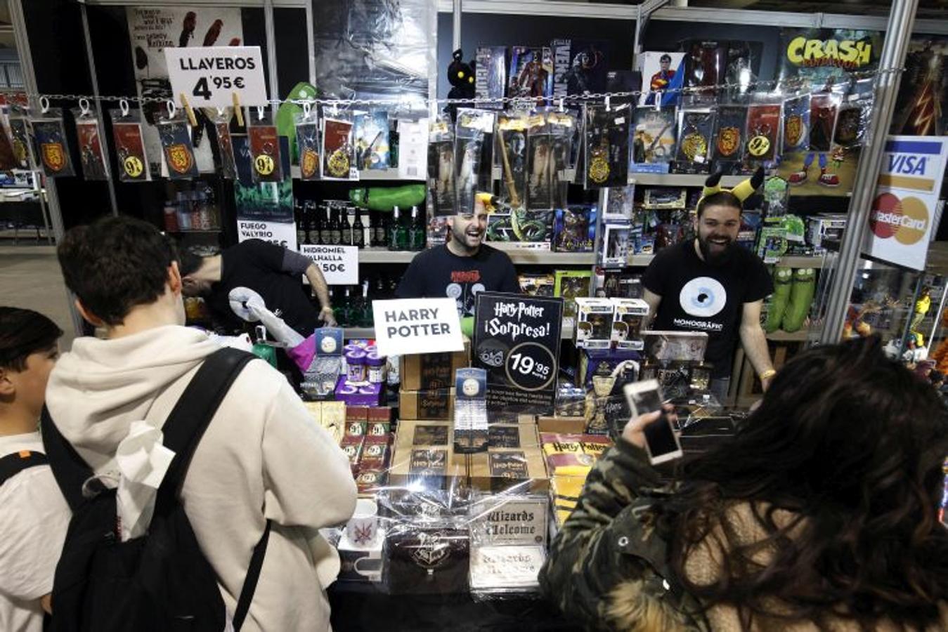 Heroes Comic Con ha estrenado hoy su primera edición en Valencia, con cientos de fans disfrazados de sus superhéroes favoritos y visiblemente emocionados porque este evento de talla internacional finalmente aterrice en la capital del Turia. Los aficionados a la ilustración podrán disfrutar del 23 al 25 de febrero en Feria Valencia de un amplio abanico de la oferta editorial del cómic valenciano, español y extranjero. Entre las actividades preparadas, destaca la visita del actor Gaten Matarazzo (Dustin de 'Stranger Things'), tanto que los pases para el encuentro llevan días agotados. 