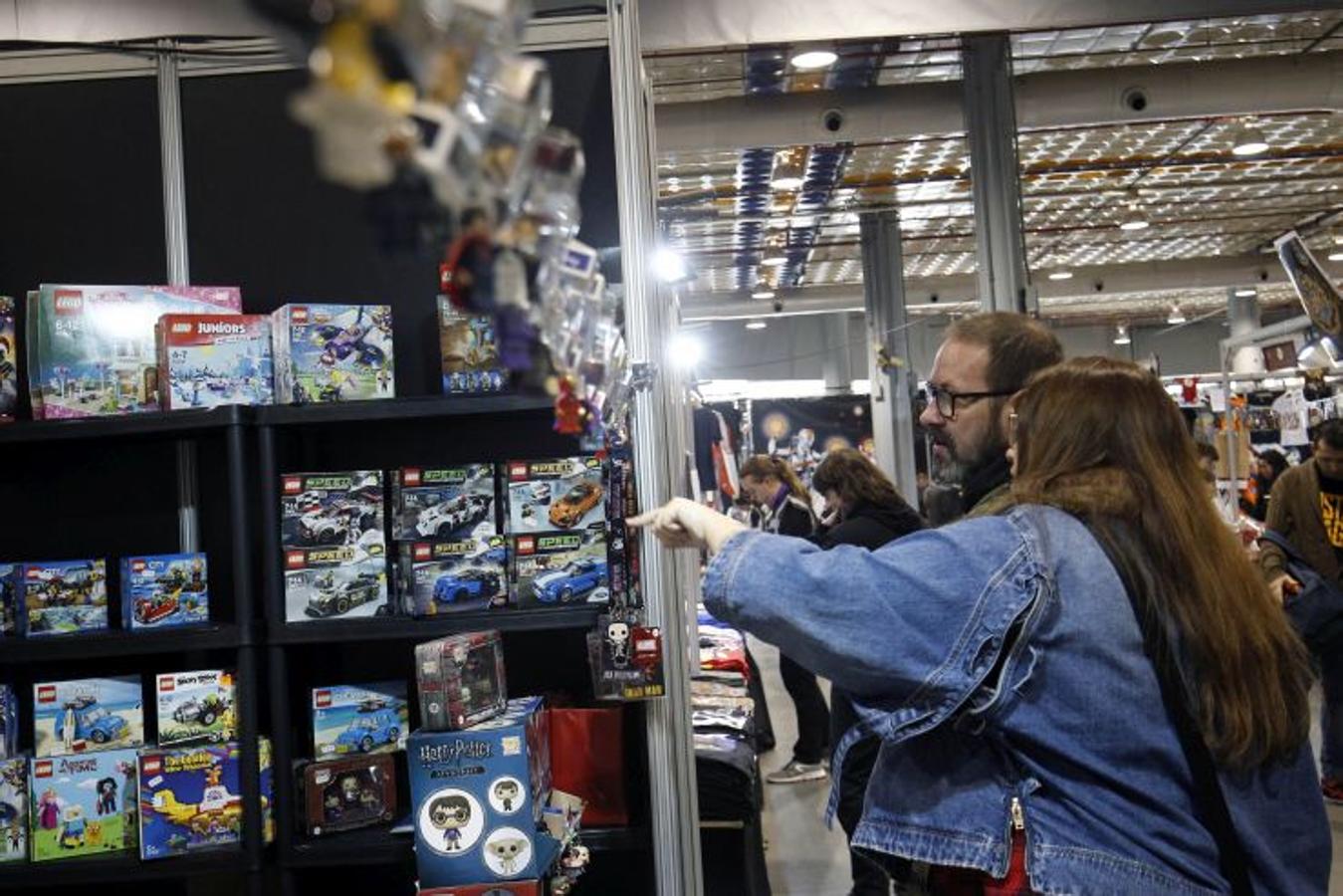 Heroes Comic Con ha estrenado hoy su primera edición en Valencia, con cientos de fans disfrazados de sus superhéroes favoritos y visiblemente emocionados porque este evento de talla internacional finalmente aterrice en la capital del Turia. Los aficionados a la ilustración podrán disfrutar del 23 al 25 de febrero en Feria Valencia de un amplio abanico de la oferta editorial del cómic valenciano, español y extranjero. Entre las actividades preparadas, destaca la visita del actor Gaten Matarazzo (Dustin de 'Stranger Things'), tanto que los pases para el encuentro llevan días agotados. 